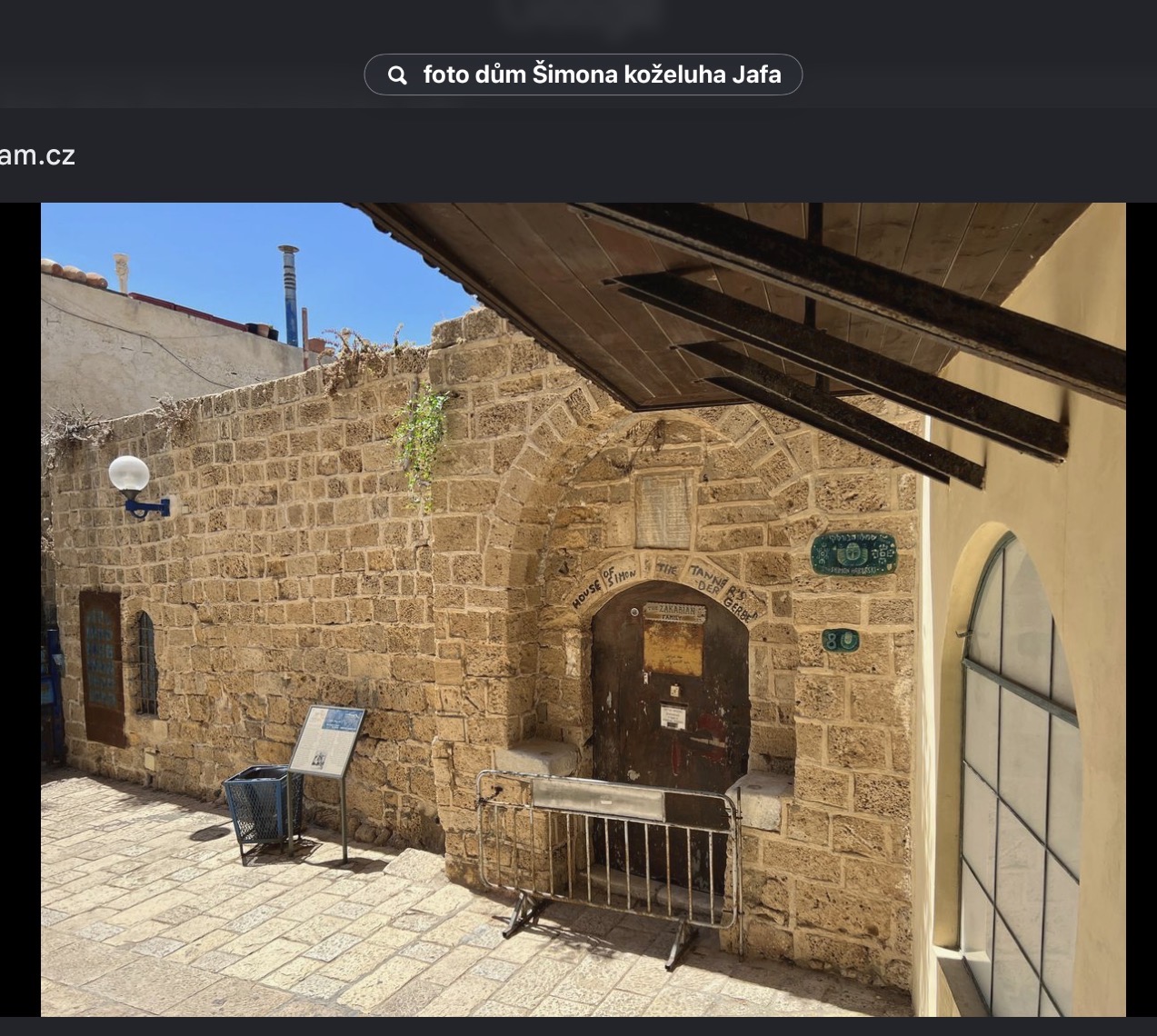 Dům Šimona Koželuha ve staré Jafě — kamenná stavba s vchodem označeným „House of Simon the Tanner“